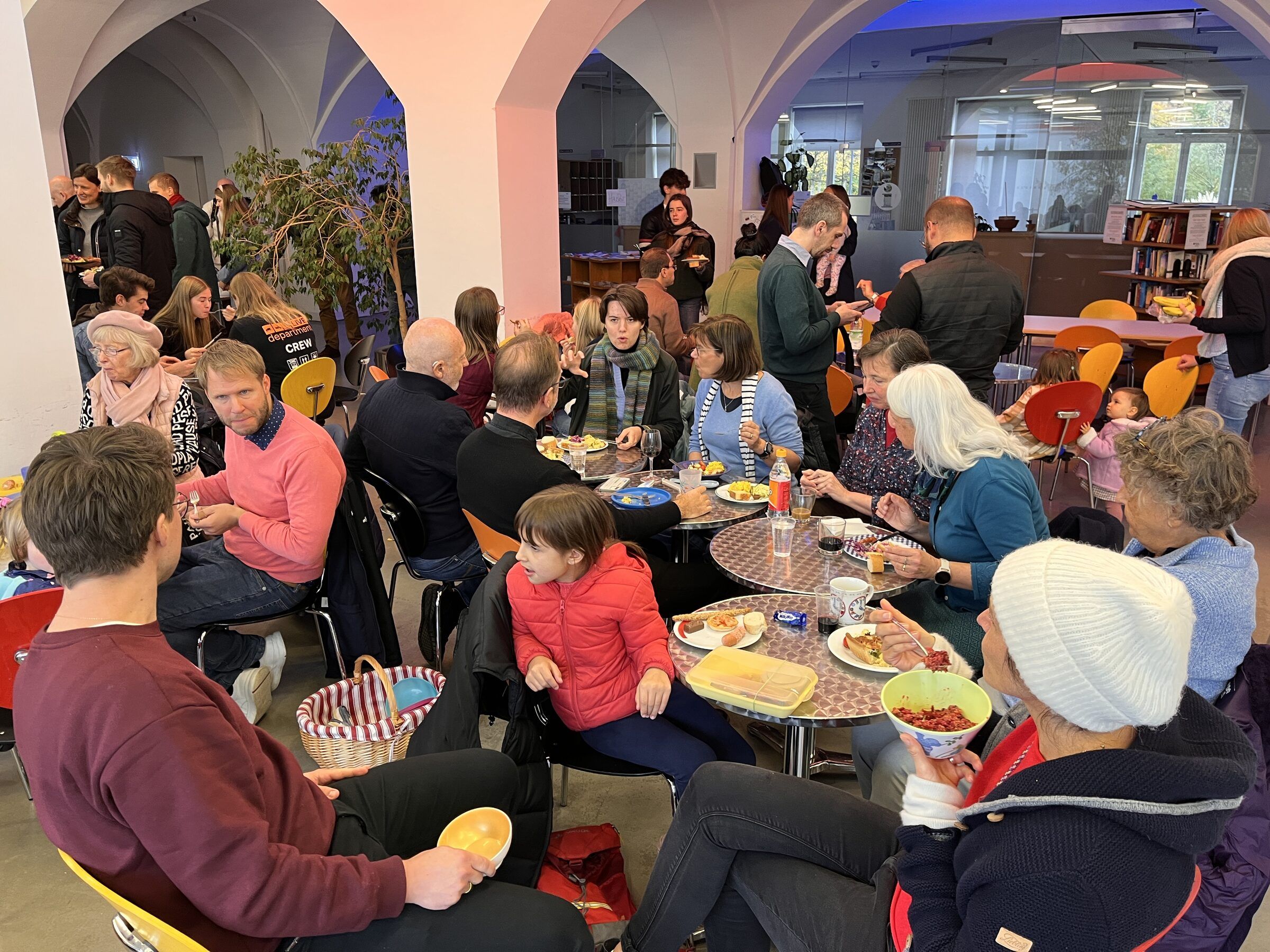 Mittagessen an runden Tischen nach dem Gottesdienst
