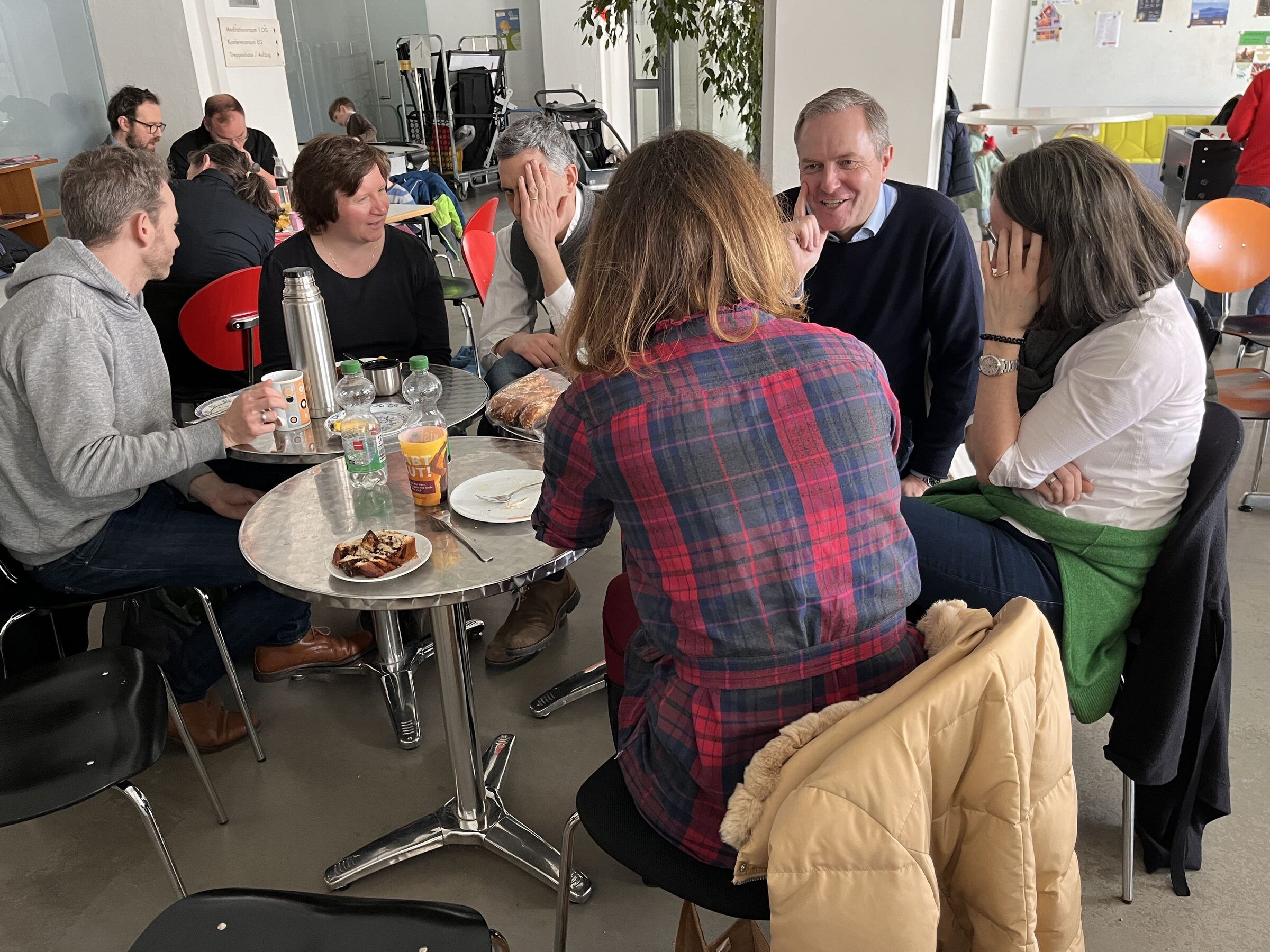 Gespräche bei Kaffee nach dem Gottesdienst