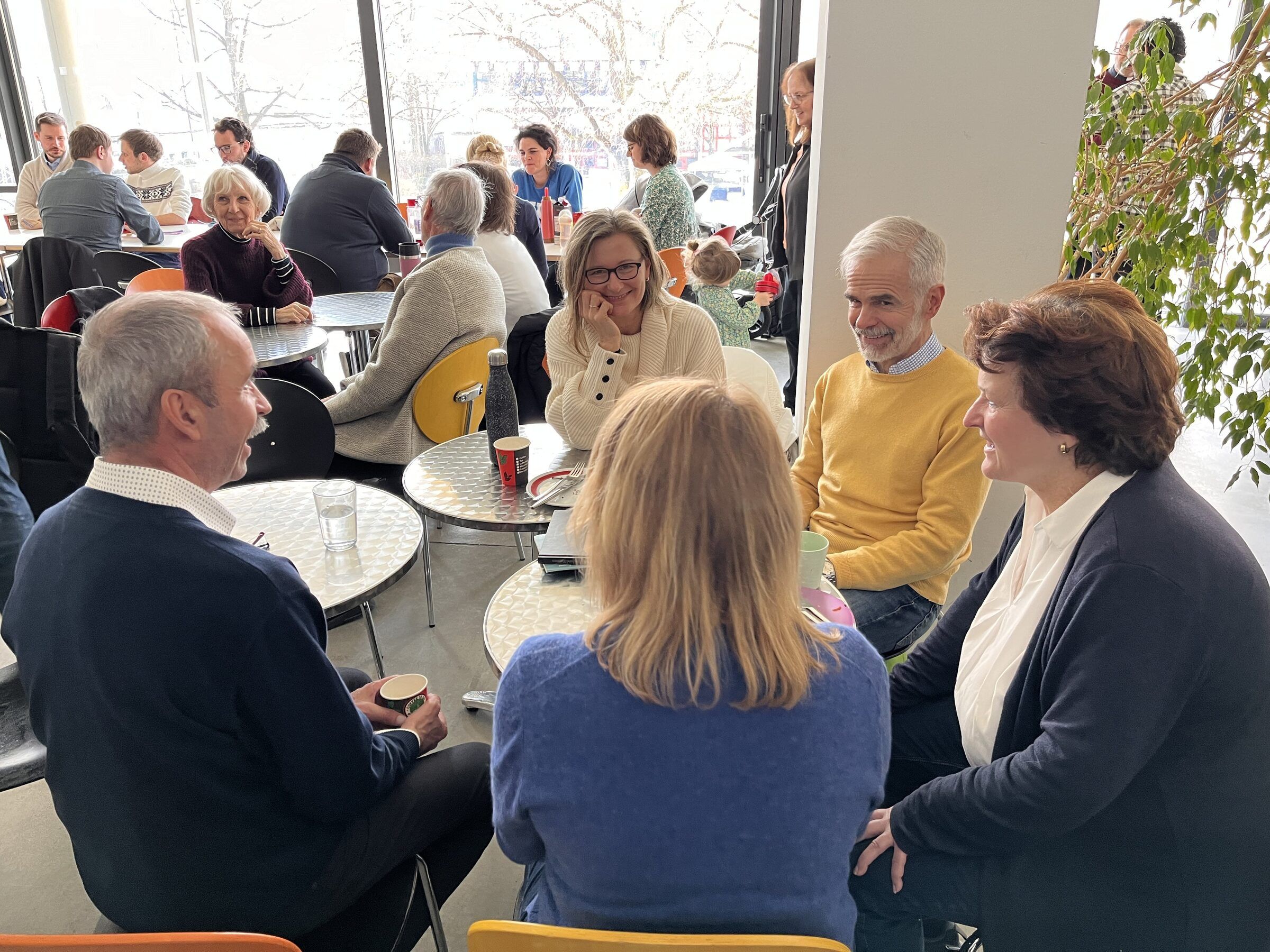 Gemeinschaft bei Kaffee und Gesprächen nach dem Gottesdienst