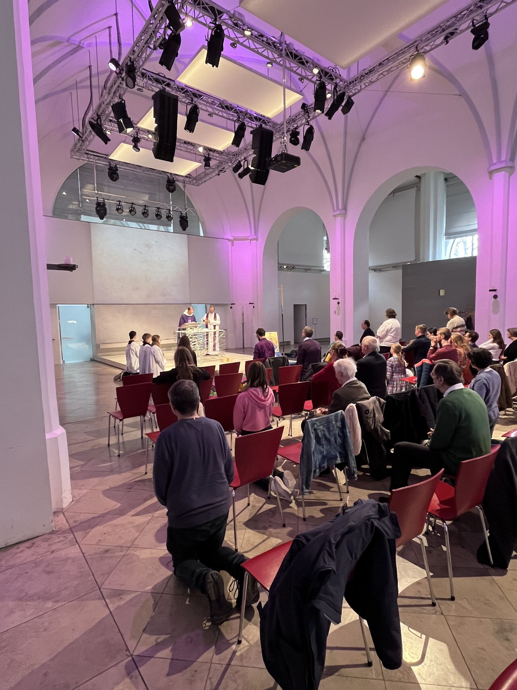 Gottesdienst in der Jugendkirche im violetten Licht