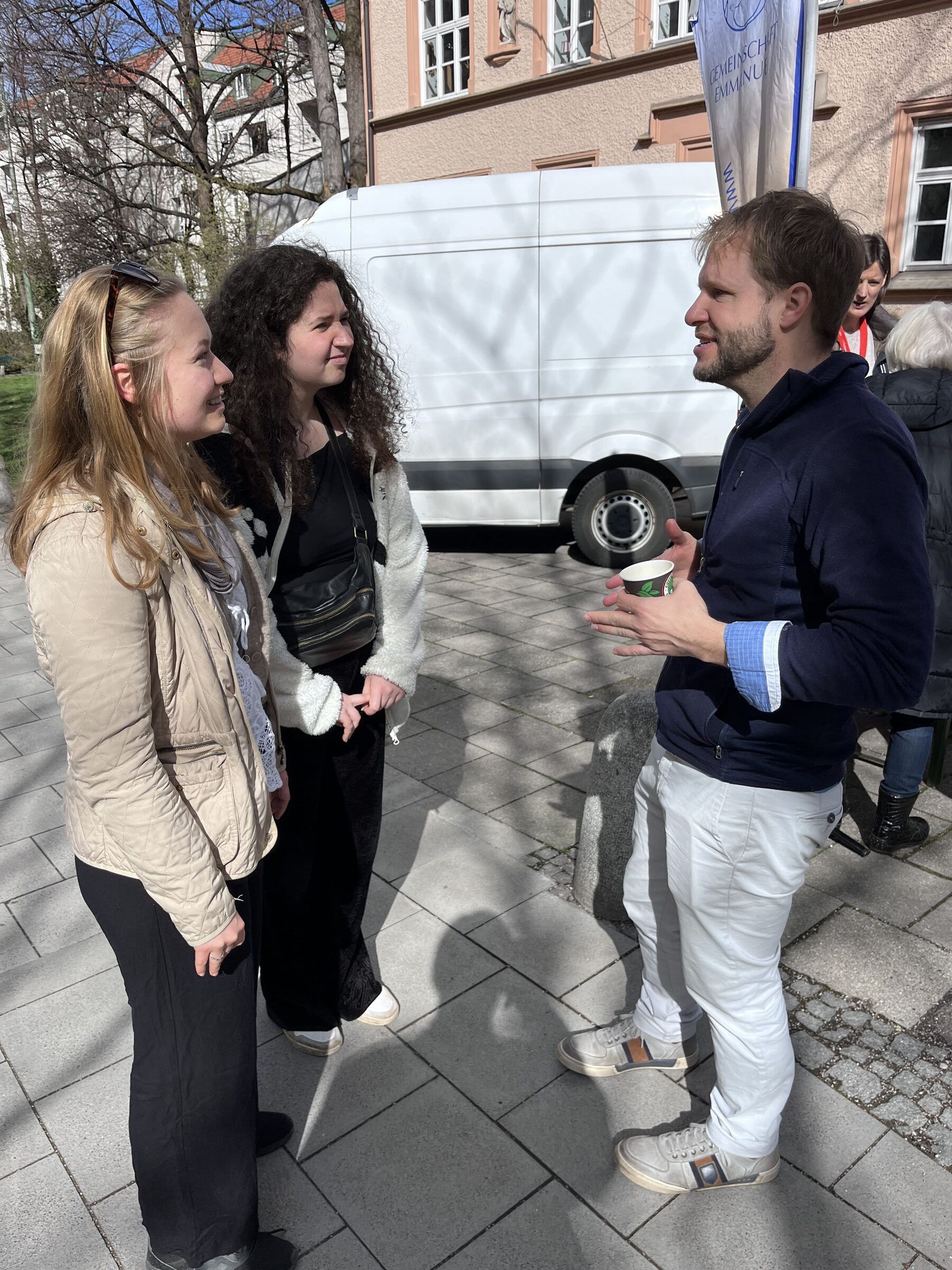 Gespräche vor der Jugendkirche nach dem Gottesdienst