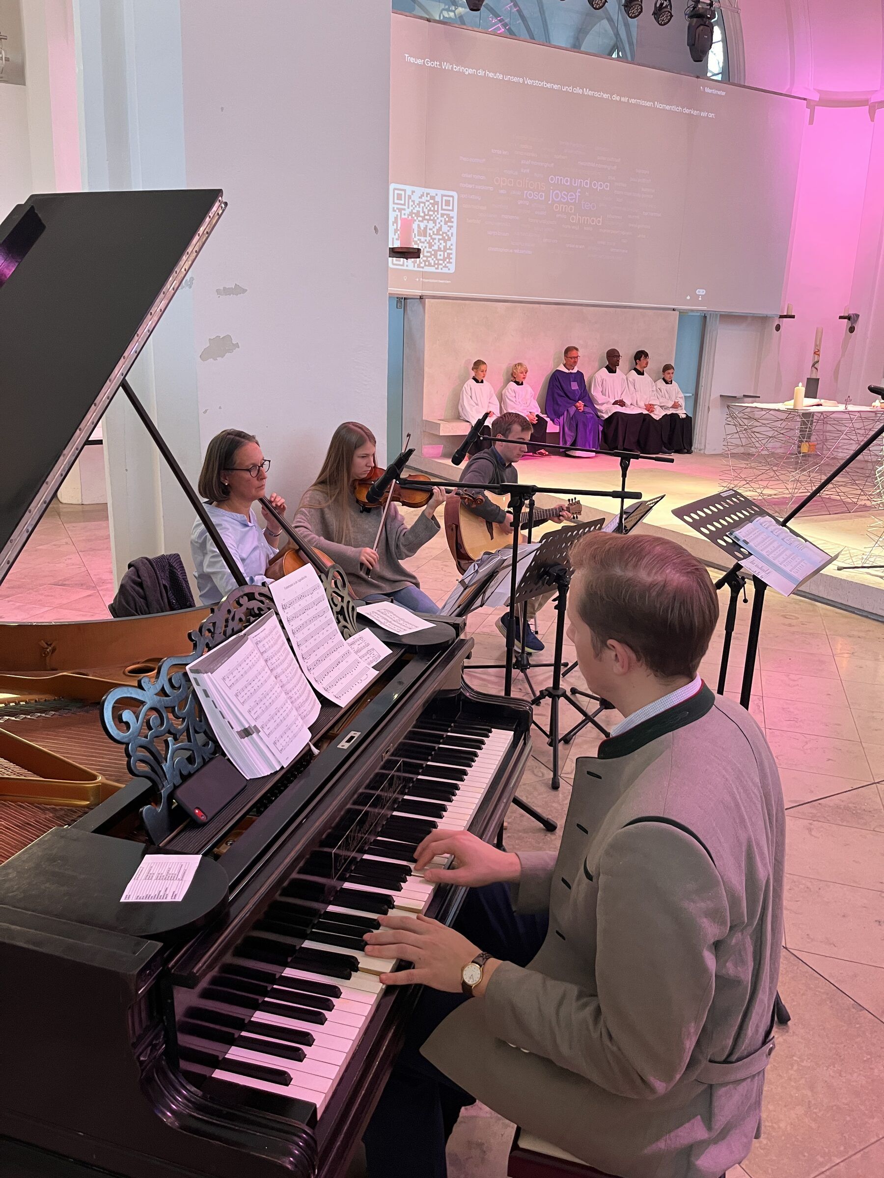 Musik am Klavier bei einem Abend in der Jugendkirche