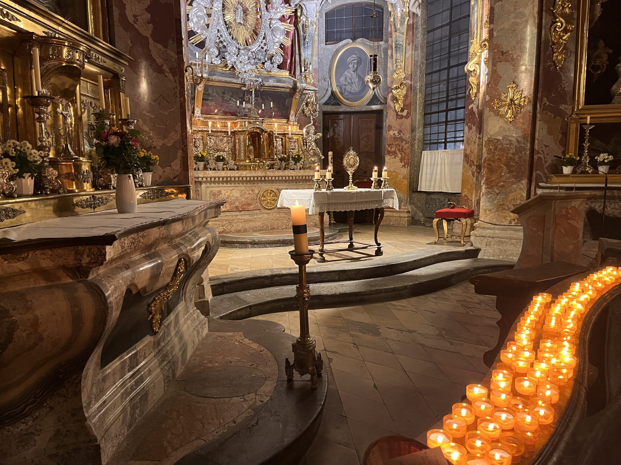 Kerzen in der Asamkirche bei der Offenen Kirche