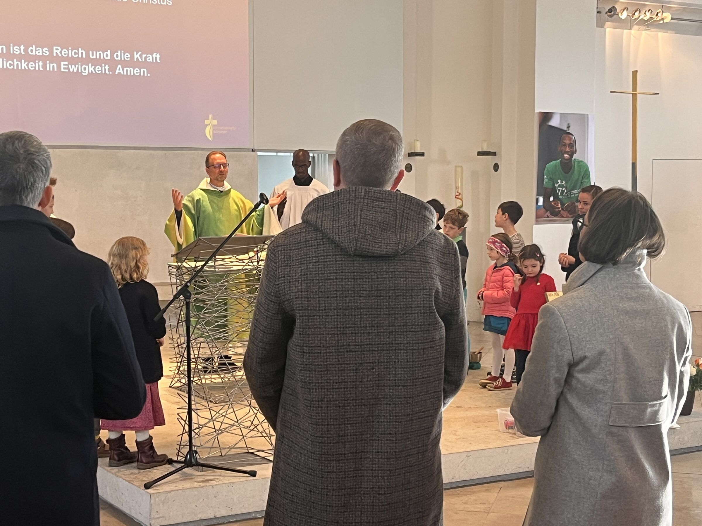 Kinder versammeln sich beim Familiengottesdienst um den Altar