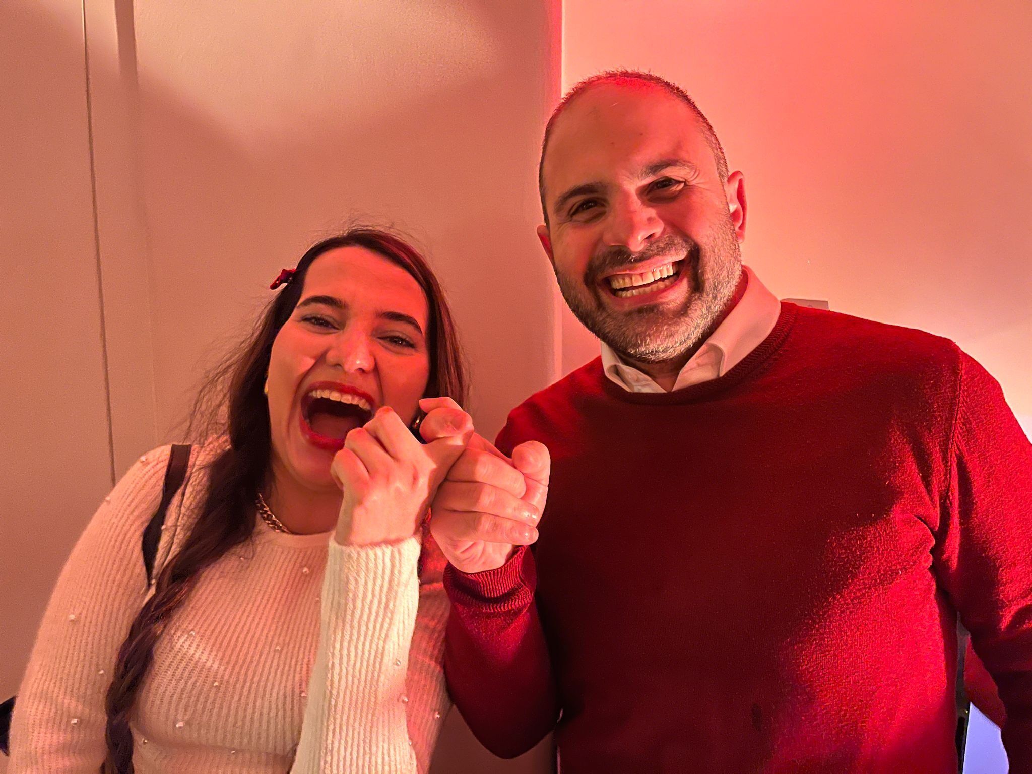 Zwei junge Erwachsene lachen bei einem Abend von emmanuel4you